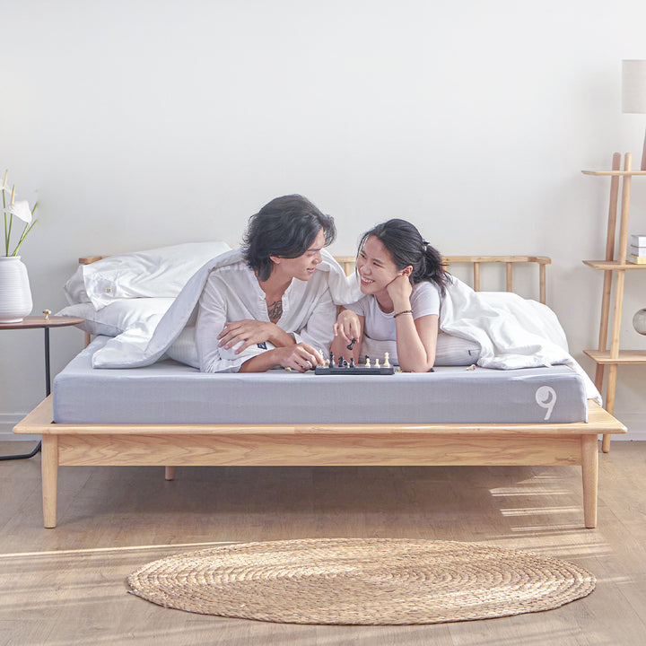 Hai người nằm trên đệm Luri